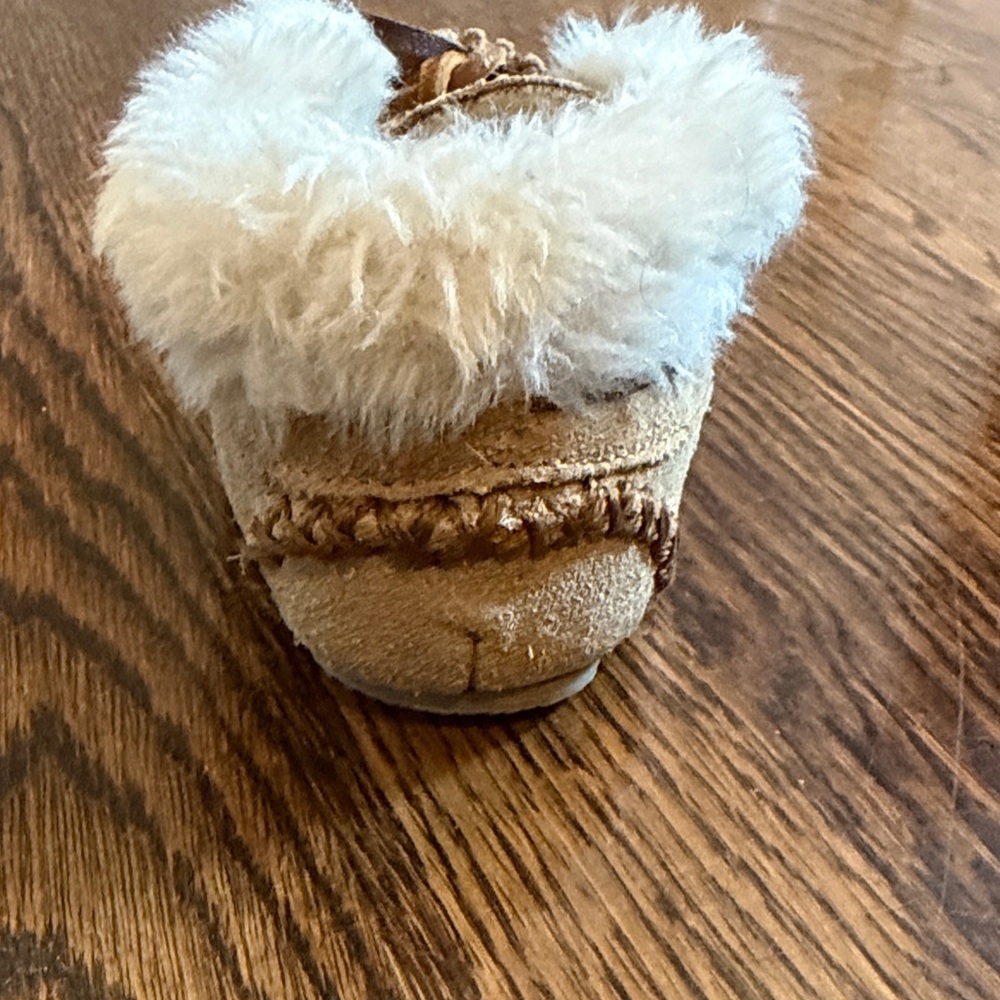 Minnetonka Tan Suede Moccasins with Cream Lining - Picture 7 of 12